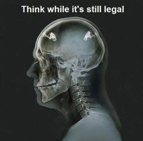 Imagen de una radiografía de una cabeza en la que se ven dos cámaras de seguridad dentro y un texto que dice: Think while it's still legal